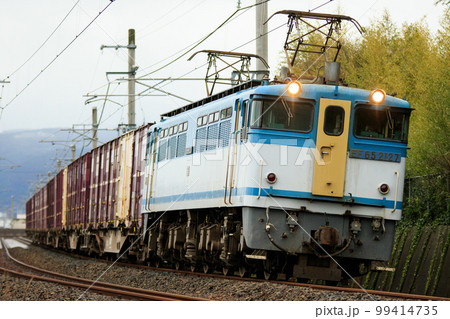予讃線を走る貨物列車（JR貨物　EF65形） 99414735