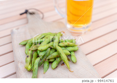 スキレットで枝豆のにんにく炒め料理と生ビール スキレットで枝豆のにんにく炒め料理と生ビール 99414761