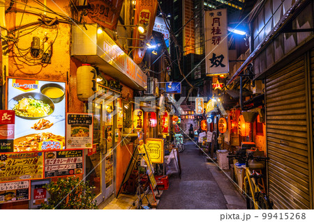 日本の東京都市景観 三軒茶屋駅すぐの飲み屋街「三茶3番街」（三軒茶屋三角地帯）などを望む 99415268