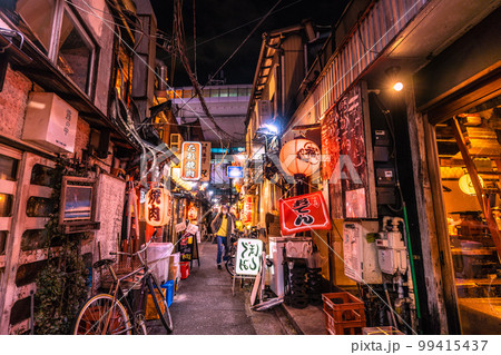 日本の東京都市景観 三軒茶屋駅すぐの飲み屋街「三茶3番街」（三軒茶屋三角地帯）などを望む 99415437