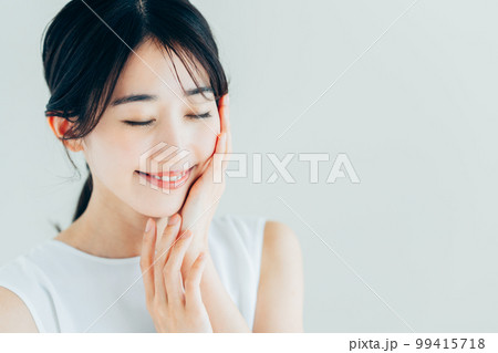 若い女性のビューティ 99415718