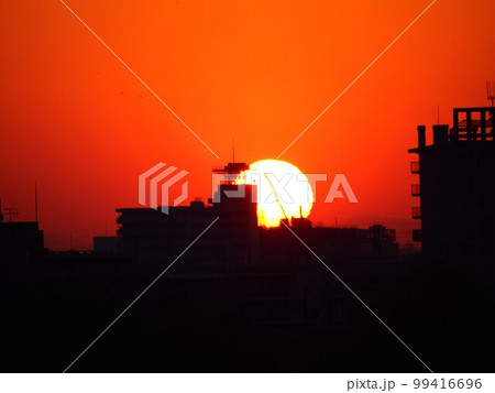 埼玉県川口市荒川堤からの風景（三領水門からの落日） 99416696