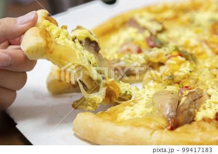 ピザを食べる子供の手元 ピザを食べる子供の手元 99417183