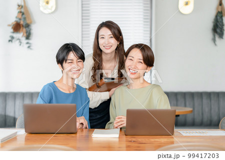 ビジネス 女性 ポートレート ビジネス 女性 ポートレート 99417203