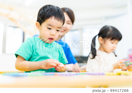 アルファベッドのパズルで勉強する幼児 99417266