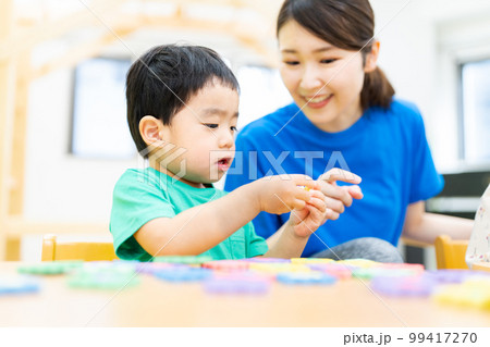 アルファベッドのパズルで勉強する幼児 99417270