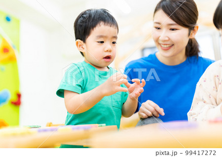 アルファベッドのパズルで勉強する幼児 99417272