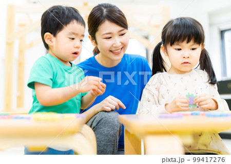 アルファベッドのパズルで勉強する幼児 アルファベッドのパズルで勉強する幼児 99417276