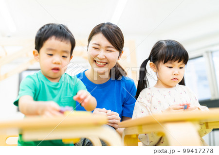 アルファベッドのパズルで勉強する幼児 99417278