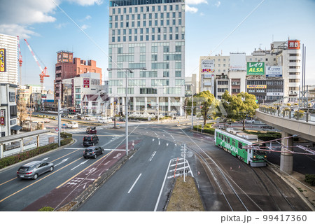 《愛知県》豊橋駅前の路面電車 《愛知県》豊橋駅前の路面電車 99417360
