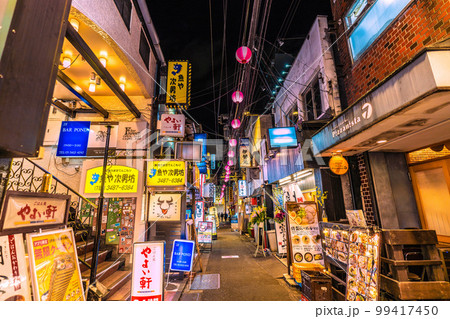 日本の東京都市景観 三軒茶屋駅すぐの飲み屋街「すずらん通」などを望む 日本の東京都市景観 三軒茶屋駅すぐの飲み屋街「すずらん通」などを望む 99417450