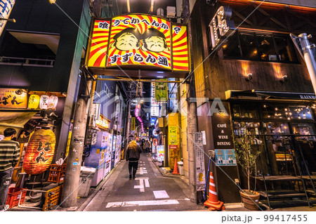 日本の東京都市景観 三軒茶屋駅すぐの飲み屋街「すずらん通」などを望む 99417455