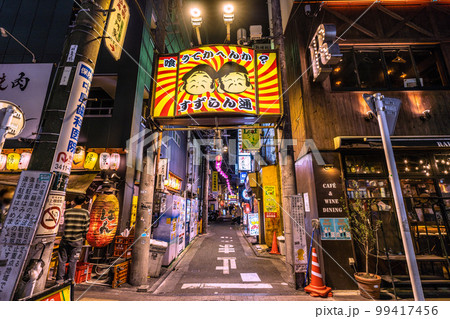 日本の東京都市景観 三軒茶屋駅すぐの飲み屋街「すずらん通」などを望む 日本の東京都市景観 三軒茶屋駅すぐの飲み屋街「すずらん通」などを望む 99417456