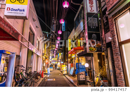 日本の東京都市景観 三軒茶屋駅すぐの飲み屋街「すずらん通」などを望む 日本の東京都市景観 三軒茶屋駅すぐの飲み屋街「すずらん通」などを望む 99417457