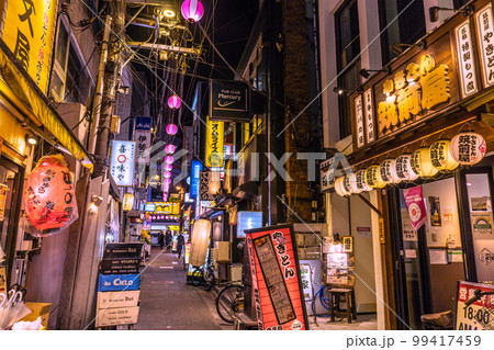 日本の東京都市景観 三軒茶屋駅すぐの飲み屋街「すずらん通」などを望む 99417459