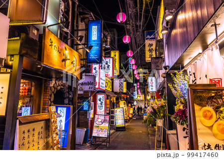 日本の東京都市景観 三軒茶屋駅すぐの飲み屋街「すずらん通」などを望む 99417460
