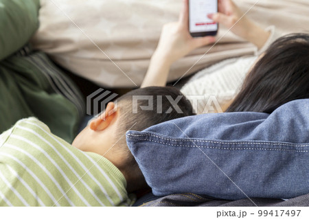 リビングでくつろぐ家族 リビングでくつろぐ家族 99417497