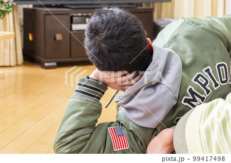 リビングでくつろぐお父さん リビングでくつろぐお父さん 99417498