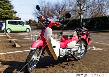 ピンク色の原動機付自転車でツーリング ピンク色の原動機付自転車でツーリング 99417578