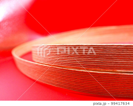 ゆるく巻かれたエコクラフトテープを側面から撮影した写真 99417634