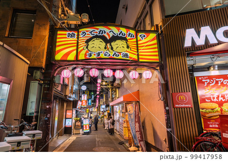 日本の東京都市景観 三軒茶屋駅前の飲み屋街「すずらん通」などを望む 99417958
