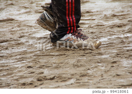 雨のあとのぬかるみと泥靴 雨のあとのぬかるみと泥靴 99418061