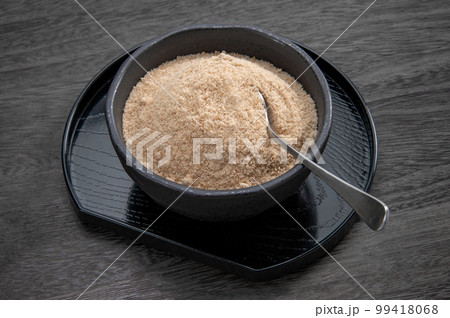 奄美諸島のサトウキビから作った砂糖 99418068