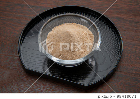 奄美諸島のサトウキビから作った砂糖 99418071