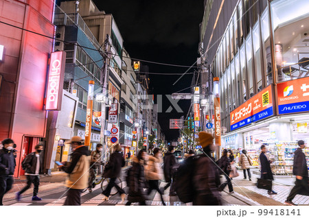 日本の東京都市景観 三軒茶屋駅前の商店街「三茶しゃれなあど」などを望む 99418141