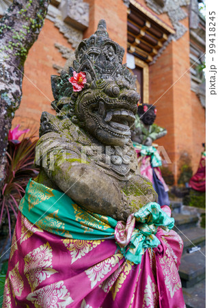バリヒンドゥー教の石像(インドネシア・バリ島のウブド王宮) バリヒンドゥー教の石像(インドネシア・バリ島のウブド王宮) 99418245