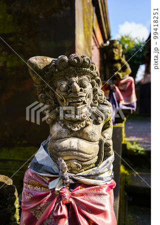 バリヒンドゥー教の石像（インドネシア・バリ島のウブド王宮） 99418251