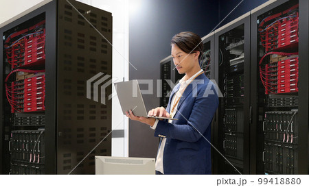 サーバールームでコンピューターをチェックする情報システム担当者 情シス ビジネスイメージ サーバールームでコンピューターをチェックする情報システム担当者 情シス ビジネスイメージ 99418880