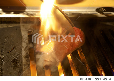 薄切肉の焼肉を焼いているところ　コンロ　炎　焼き肉 99418918