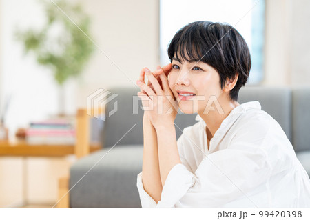 保湿を実感する女性。 99420398