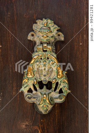 Bronze door knocker with lion head and cupids 99421281