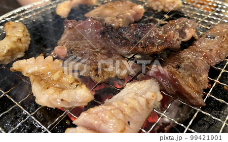 【肉】七輪で焼いている焼き肉・ホルモン 【肉】七輪で焼いている焼き肉・ホルモン 99421901