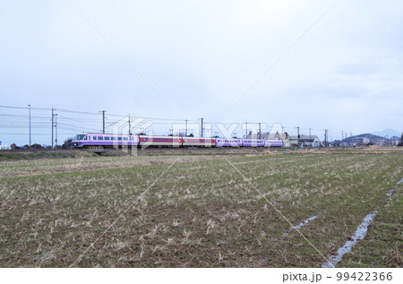 スーパーやくも号のリバイバル塗装車両と標準塗装車両の混合連結で運行の特急やくも号 99422366