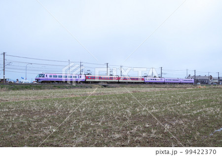 スーパーやくも号のリバイバル塗装車両と標準塗装車両の混合連結で運行の特急やくも号 スーパーやくも号のリバイバル塗装車両と標準塗装車両の混合連結で運行の特急やくも号 99422370