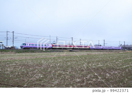 スーパーやくも号のリバイバル塗装車両と標準塗装車両の混合連結で運行の特急やくも号 スーパーやくも号のリバイバル塗装車両と標準塗装車両の混合連結で運行の特急やくも号 99422371