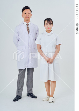 白衣を着た男女 白衣を着た男女 99424034