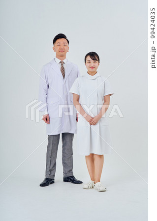 白衣を着た男女 白衣を着た男女 99424035