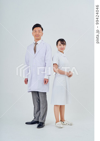 白衣を着た男女 99424046