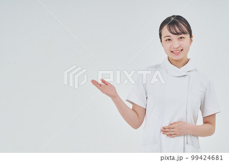 屋内で白衣を着た若い女性 99424681