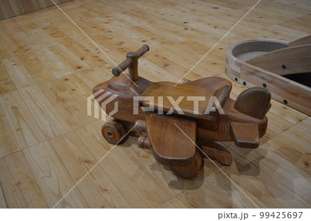 木製の玩具 木製の玩具 99425697