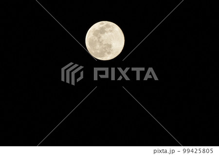 北杜市白州町、月齢14.3二月十四日目の小望月（位置：中央上） 99425805