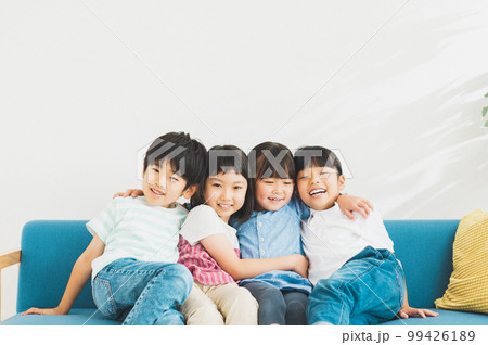 ソファでくつろぐ仲の良い小学生 99426189