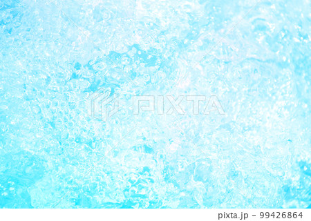 水イメージ　澄んだ河川や海の水面　水しぶきや気泡　波紋　環境　夏の清涼イメージ 99426864