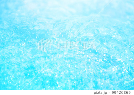 水イメージ　澄んだ河川や海の水面　水しぶきや気泡　波紋　環境　夏の清涼イメージ 99426869