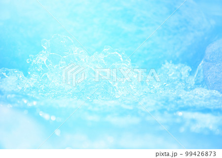 水イメージ　澄んだ河川や海の水面　水しぶきや気泡　波紋　環境　夏の清涼イメージ 99426873