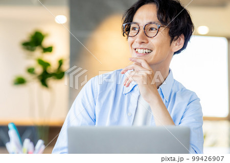 男性　ノートパソコン　クリエイティブ　　撮影協力「＋SHIFT NOGIZAKA」 99426907